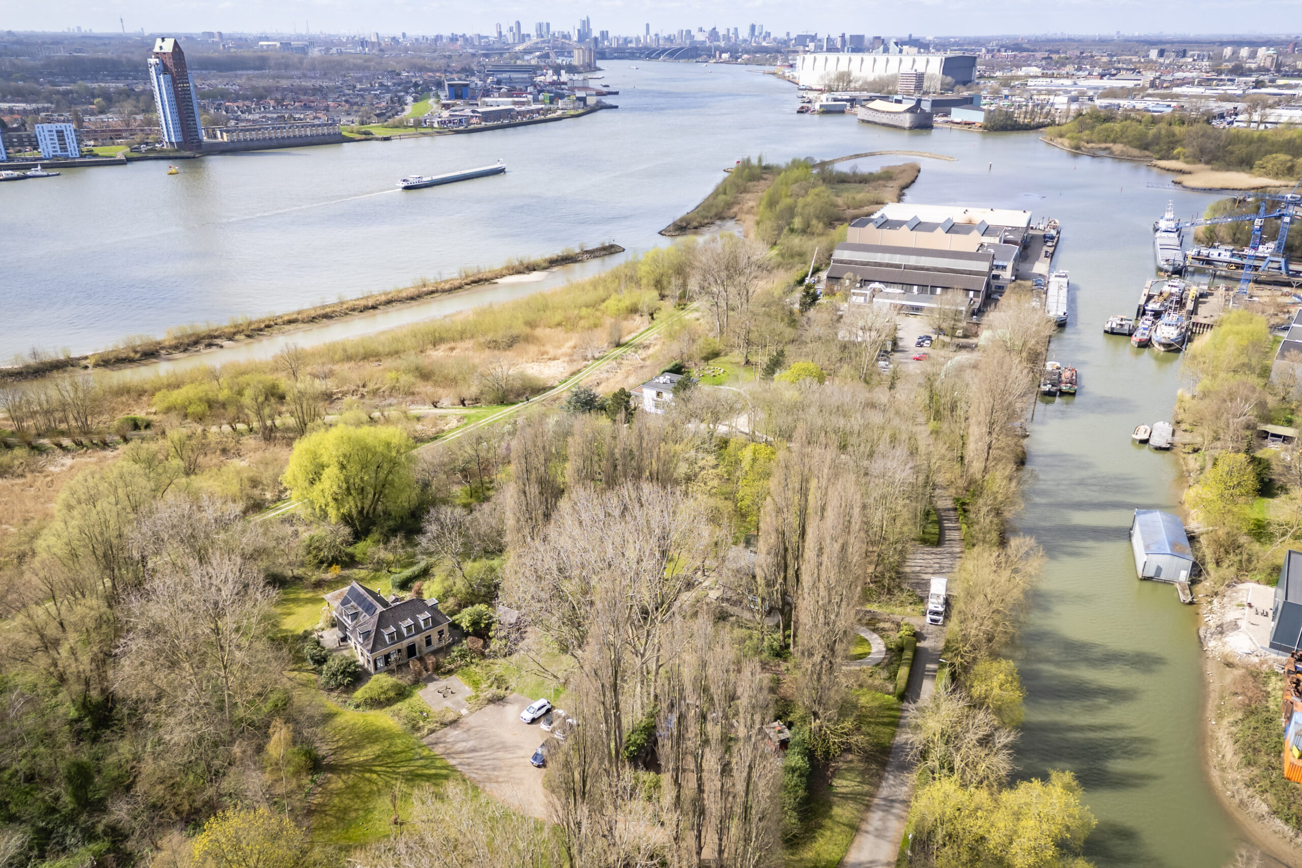 Van Adrighem en Leyten verwerven een historisch eiland nabij Rotterdam.