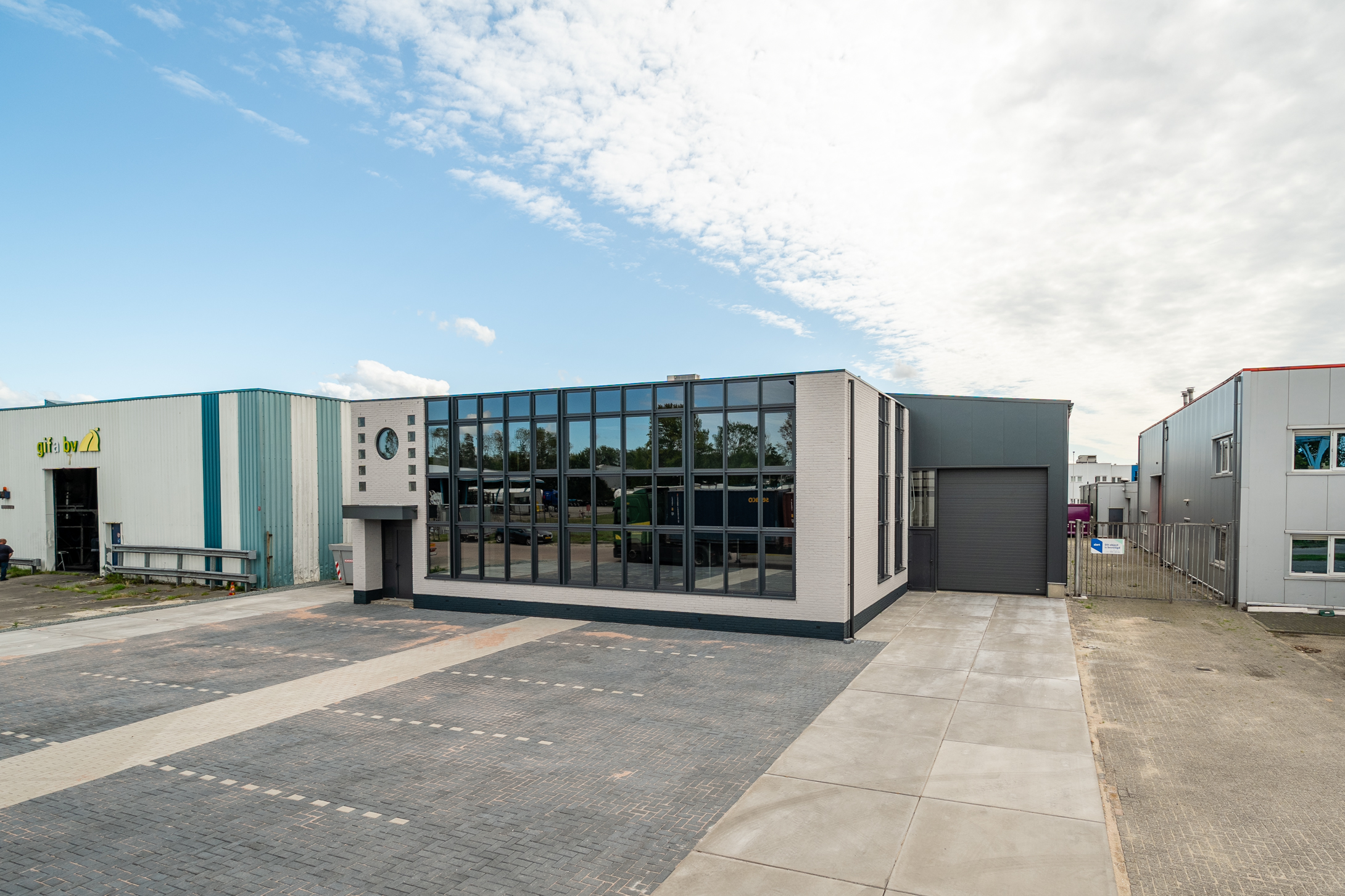 Bedrijfsruimte aan de Wattweg 11 te Spijkenisse verkocht aan Denis Beheer.